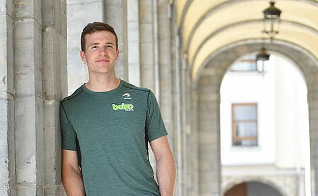 Iñaki Artola, en los arkupes de la Plaza de los Fueros de Orduña.