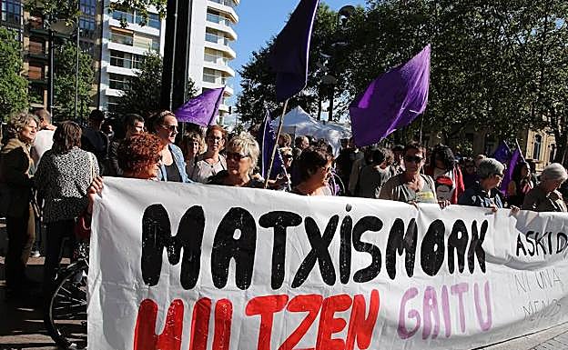 Manifestantes sostienen la pancarta en la concentración que convocó Bilgune Feminista ayer en el Boulevard donostiarra. 