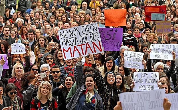 Decenas de donostiarras salieron a la calle en abril de 2018 para mostrar su desacuerdo con la sentencia de la Audiencia navarra. 