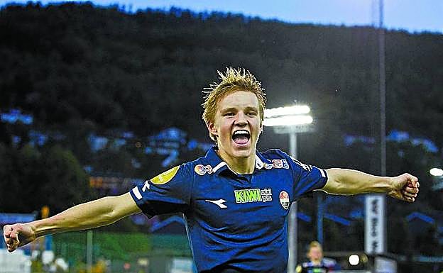 El noruego celebra un gol con el Stromsgodset.