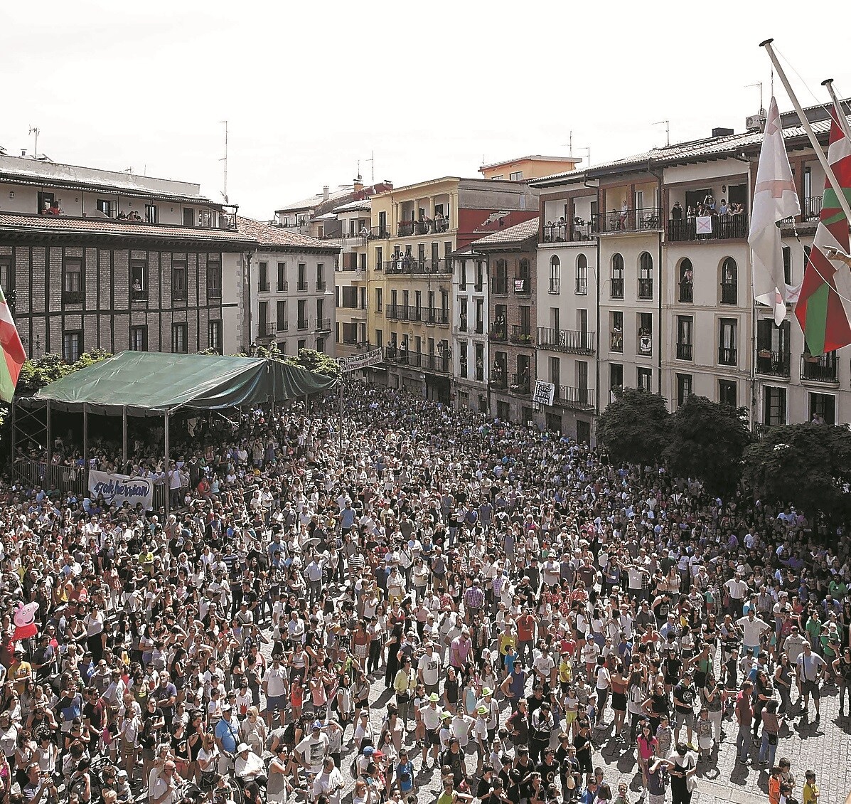 La Plaza de los Gudaris se llenó para presenciar el lanzamiento del chupinazo.