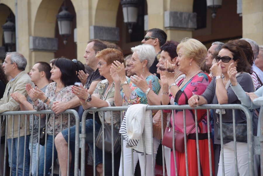 En Donostia, los festejos han arrancado antes del ocaso en la plaza de la Constitución, donde el alcalde, Eneko Goia, y concejales de casi todos los grupos de la corporación municipal bailaron alrededor del fresno, símbolo de protección frente a los rayos y las tormentas.