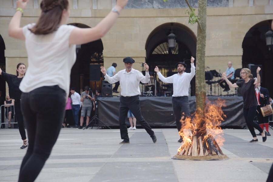 En Donostia, los festejos han arrancado antes del ocaso en la plaza de la Constitución, donde el alcalde, Eneko Goia, y concejales de casi todos los grupos de la corporación municipal bailaron alrededor del fresno, símbolo de protección frente a los rayos y las tormentas.