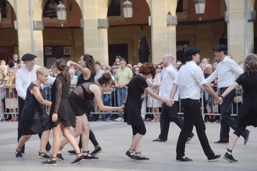 En Donostia, los festejos han arrancado antes del ocaso en la plaza de la Constitución, donde el alcalde, Eneko Goia, y concejales de casi todos los grupos de la corporación municipal bailaron alrededor del fresno, símbolo de protección frente a los rayos y las tormentas.