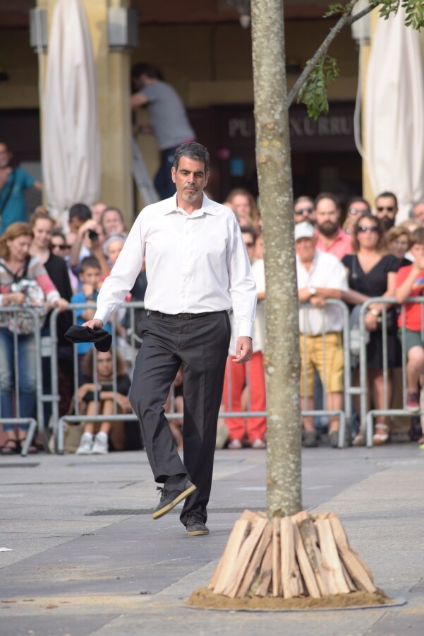 En Donostia, los festejos han arrancado antes del ocaso en la plaza de la Constitución, donde el alcalde, Eneko Goia, y concejales de casi todos los grupos de la corporación municipal bailaron alrededor del fresno, símbolo de protección frente a los rayos y las tormentas.