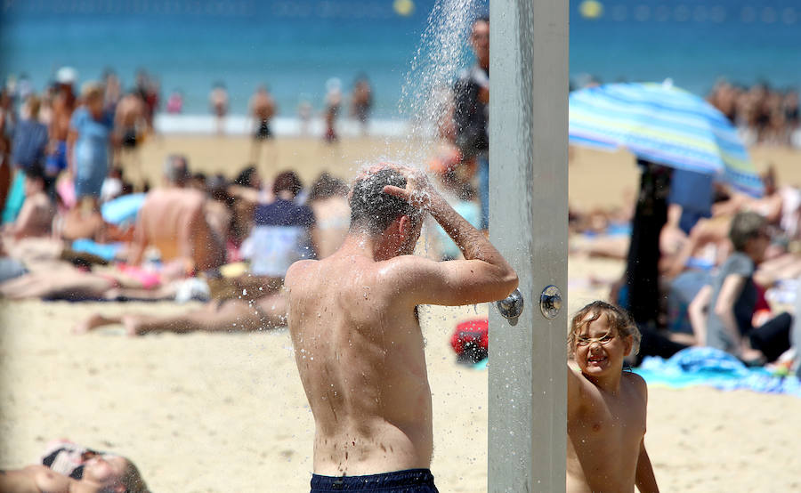 El primer fin de semana tras la entrada de la nueva estación deja playas llenas, terrazas atestadas, hosteleros contentos y fotos de boda para enmarcar. Las condiciones climatológicas este sábado fueron especialmente favorables a orillas del Cantábrico, donde las temperaturas rondaron unas máximas de 26-27 grados.