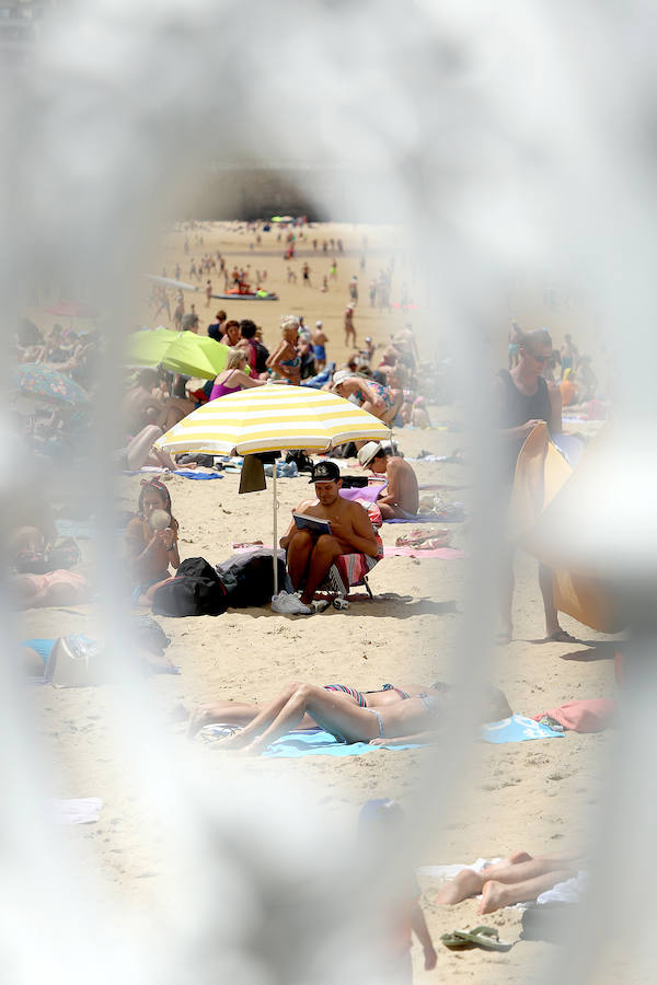 El primer fin de semana tras la entrada de la nueva estación deja playas llenas, terrazas atestadas, hosteleros contentos y fotos de boda para enmarcar. Las condiciones climatológicas este sábado fueron especialmente favorables a orillas del Cantábrico, donde las temperaturas rondaron unas máximas de 26-27 grados.