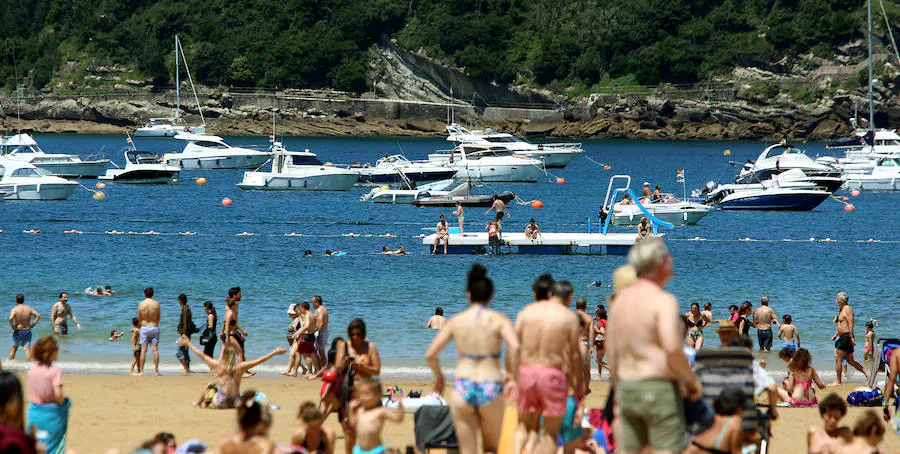 El primer fin de semana tras la entrada de la nueva estación deja playas llenas, terrazas atestadas, hosteleros contentos y fotos de boda para enmarcar. Las condiciones climatológicas este sábado fueron especialmente favorables a orillas del Cantábrico, donde las temperaturas rondaron unas máximas de 26-27 grados.