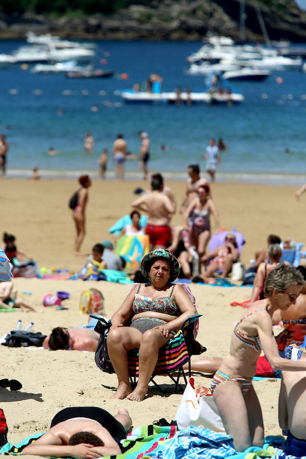 El primer fin de semana tras la entrada de la nueva estación deja playas llenas, terrazas atestadas, hosteleros contentos y fotos de boda para enmarcar. Las condiciones climatológicas este sábado fueron especialmente favorables a orillas del Cantábrico, donde las temperaturas rondaron unas máximas de 26-27 grados.