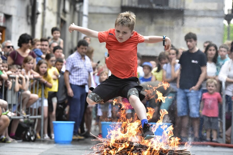 Tolosa ha sido de las primeras localidades en encender las hogueras, primero para los más pequeños y después para los adultos.