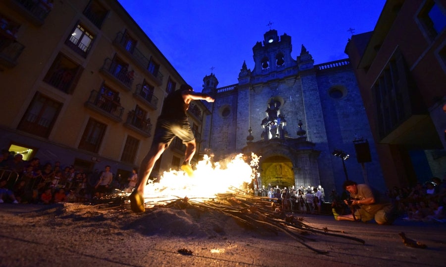 Fotos: Hoguera de San Juan en Tolosa, en imágenes