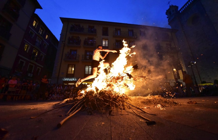 Fotos: Hoguera de San Juan en Tolosa, en imágenes