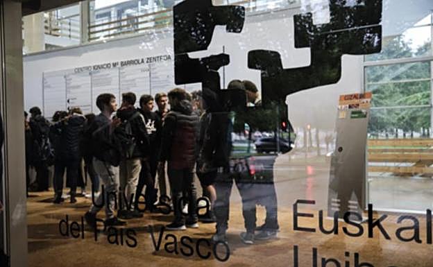 Estudiantes en el centro Carlos Santamaría del campus de Gipuzkoa de la UPV/EHU. 