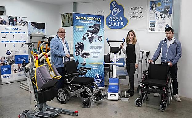 Joxean Carton trabaja en la empresa de Andoain junto a sus hijos Kristina y David.