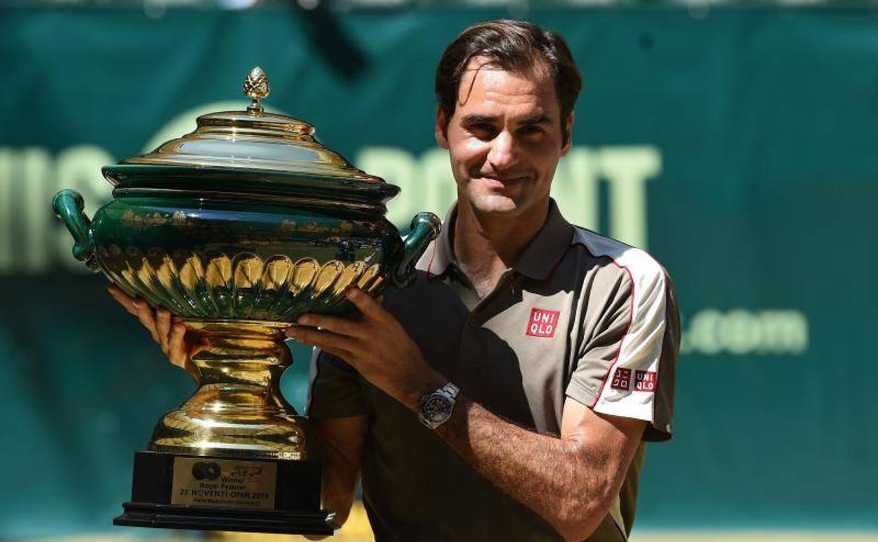 Roger Federer, levantando la copa.