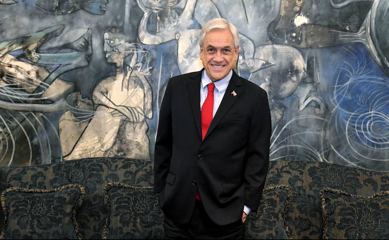 El presidente de Chile posa frente a la pintura 'Espejo de Cronos', de Roberto Matta, en el Salón Azul del Palacio de la Moneda.