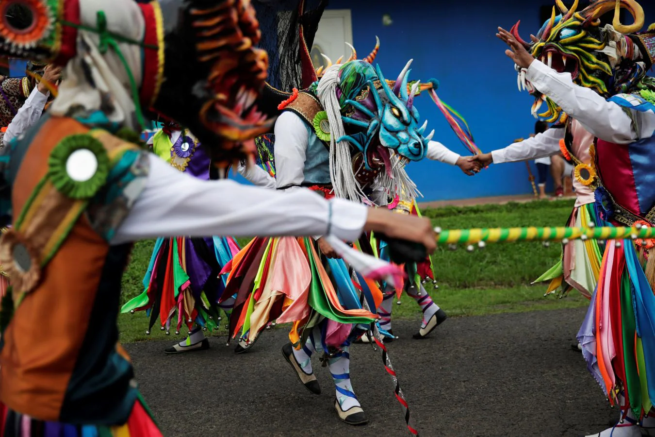 Hombres vestidos de diablos de espejos danzan por la calles de La Chorrera en celebración al Corpus Christi, en La Chorrera (Panamá). El Corpus Christi es una fiesta de la Iglesia católica destinada a celebrar la eucaristía y su objetivo es aumentar la fe de los creyentes en Jesucristo