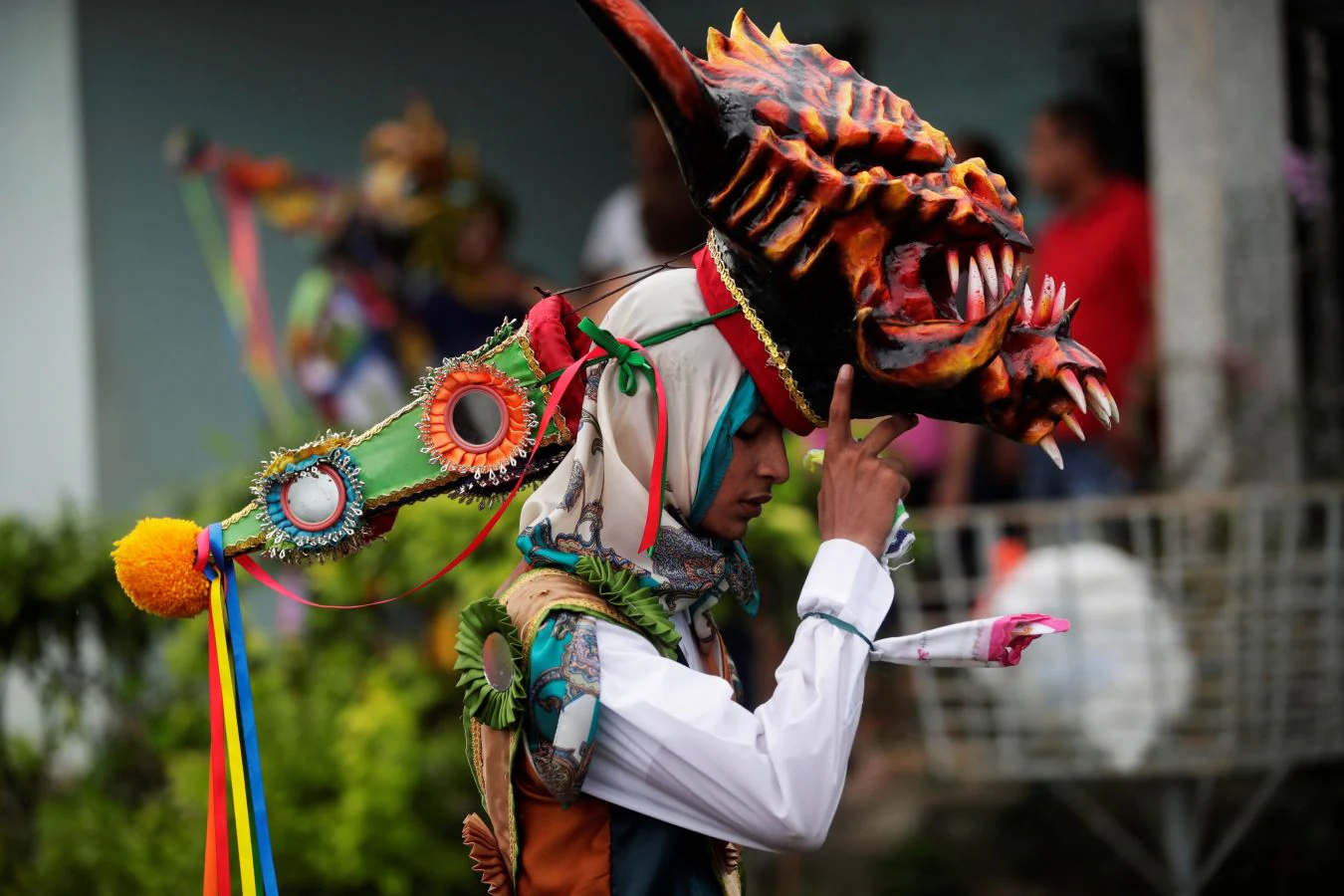 Hombres vestidos de diablos de espejos danzan por la calles de La Chorrera en celebración al Corpus Christi, en La Chorrera (Panamá). El Corpus Christi es una fiesta de la Iglesia católica destinada a celebrar la eucaristía y su objetivo es aumentar la fe de los creyentes en Jesucristo