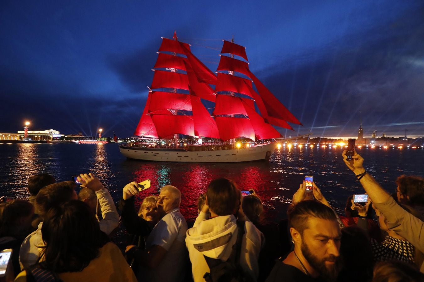 Los fuegos artificiales iluminan el cielo sobre el río Neva durante la celebración de Scarlet Sails en San Petersburgo, Rusia. La celebración tradicional, que se celebra esta semana, se organiza en honor de estudiantes de escuelas primarias y secundarias, así como academias militares. A medida que terminan celebran ceremonias de graduación.
