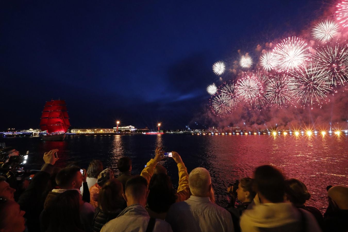 Los fuegos artificiales iluminan el cielo sobre el río Neva durante la celebración de Scarlet Sails en San Petersburgo, Rusia. La celebración tradicional, que se celebra esta semana, se organiza en honor de estudiantes de escuelas primarias y secundarias, así como academias militares. A medida que terminan celebran ceremonias de graduación.