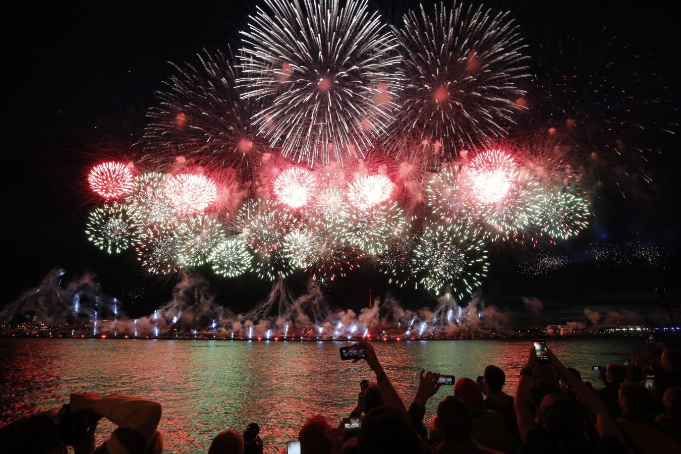 Los fuegos artificiales iluminan el cielo sobre el río Neva durante la celebración de Scarlet Sails en San Petersburgo, Rusia. La celebración tradicional, que se celebra esta semana, se organiza en honor de estudiantes de escuelas primarias y secundarias, así como academias militares. A medida que terminan celebran ceremonias de graduación.