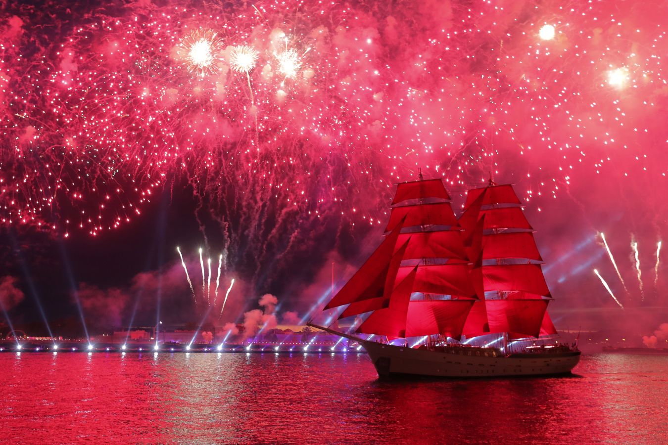 Los fuegos artificiales iluminan el cielo sobre el río Neva durante la celebración de Scarlet Sails en San Petersburgo, Rusia. La celebración tradicional, que se celebra esta semana, se organiza en honor de estudiantes de escuelas primarias y secundarias, así como academias militares. A medida que terminan celebran ceremonias de graduación.