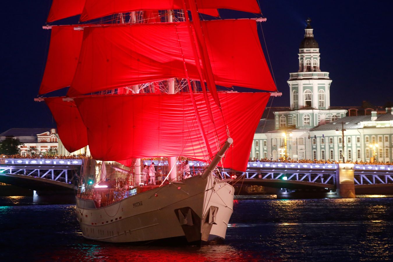 Los fuegos artificiales iluminan el cielo sobre el río Neva durante la celebración de Scarlet Sails en San Petersburgo, Rusia. La celebración tradicional, que se celebra esta semana, se organiza en honor de estudiantes de escuelas primarias y secundarias, así como academias militares. A medida que terminan celebran ceremonias de graduación.