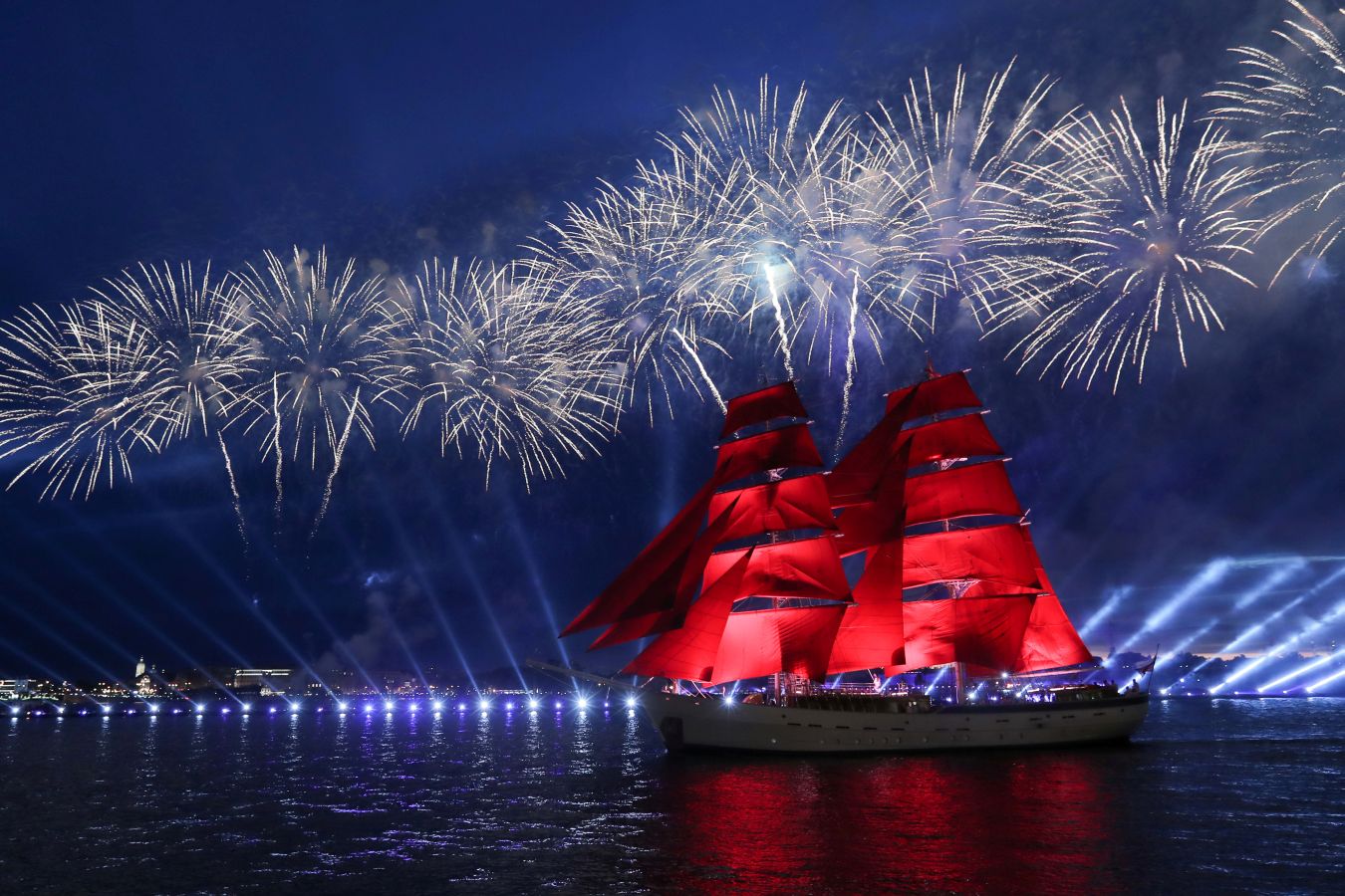 Los fuegos artificiales iluminan el cielo sobre el río Neva durante la celebración de Scarlet Sails en San Petersburgo, Rusia. La celebración tradicional, que se celebra esta semana, se organiza en honor de estudiantes de escuelas primarias y secundarias, así como academias militares. A medida que terminan celebran ceremonias de graduación.
