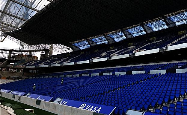 Las vallas de publicidad reemplazadas en la tribuna Este