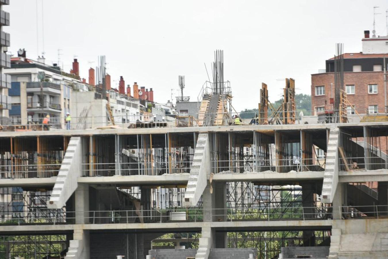 Los operarios han instalado las vigas de hormigón prefabricadas que ya dan forma al anillo inferior y el superior va cogiendo forma