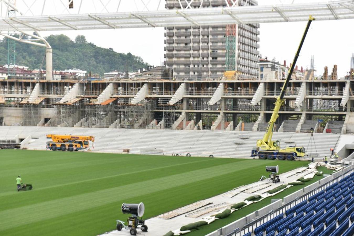 Los operarios han instalado las vigas de hormigón prefabricadas que ya dan forma al anillo inferior y el superior va cogiendo forma