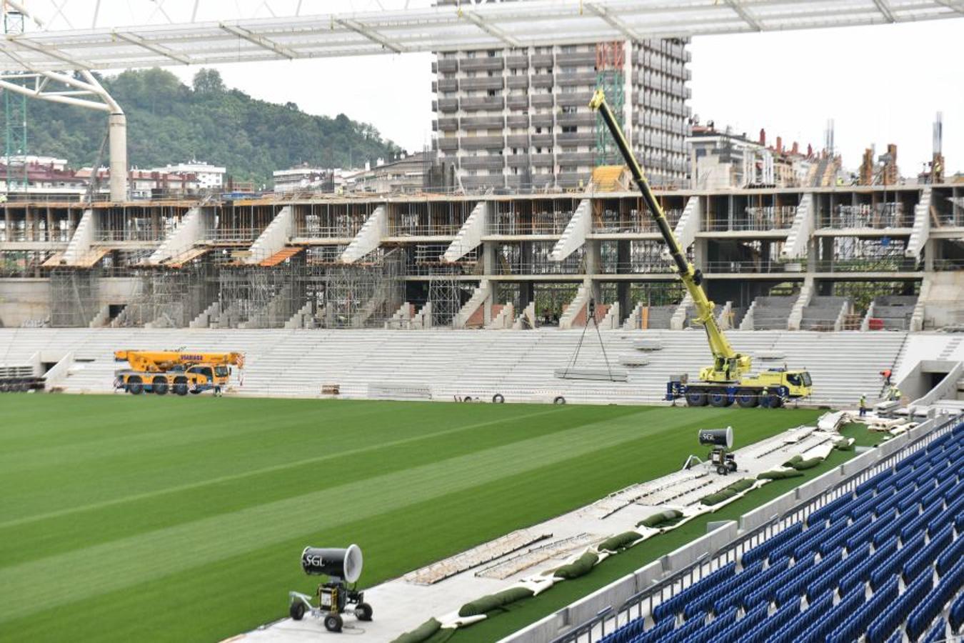 Los operarios han instalado las vigas de hormigón prefabricadas que ya dan forma al anillo inferior y el superior va cogiendo forma