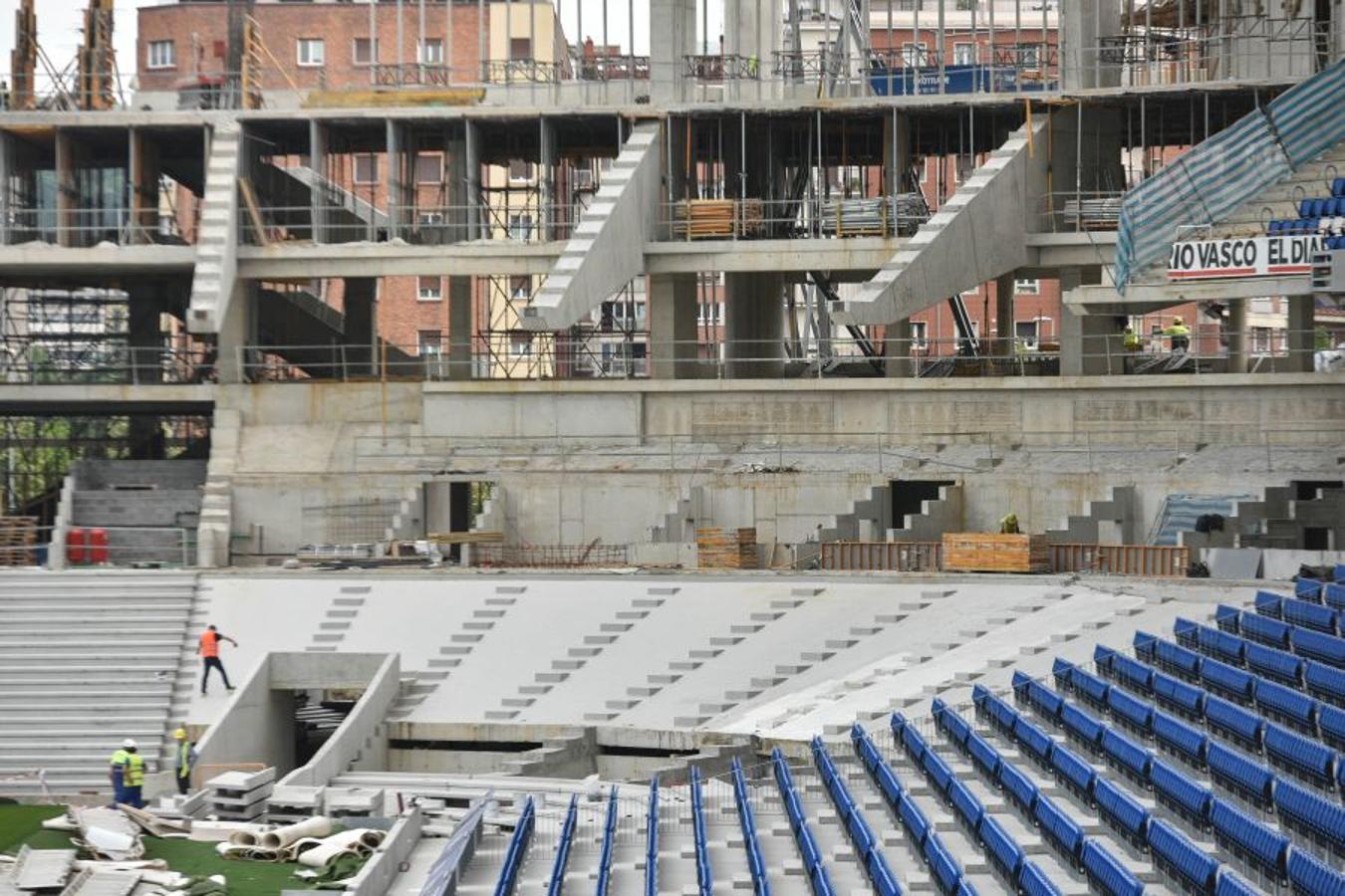 Los operarios han instalado las vigas de hormigón prefabricadas que ya dan forma al anillo inferior y el superior va cogiendo forma