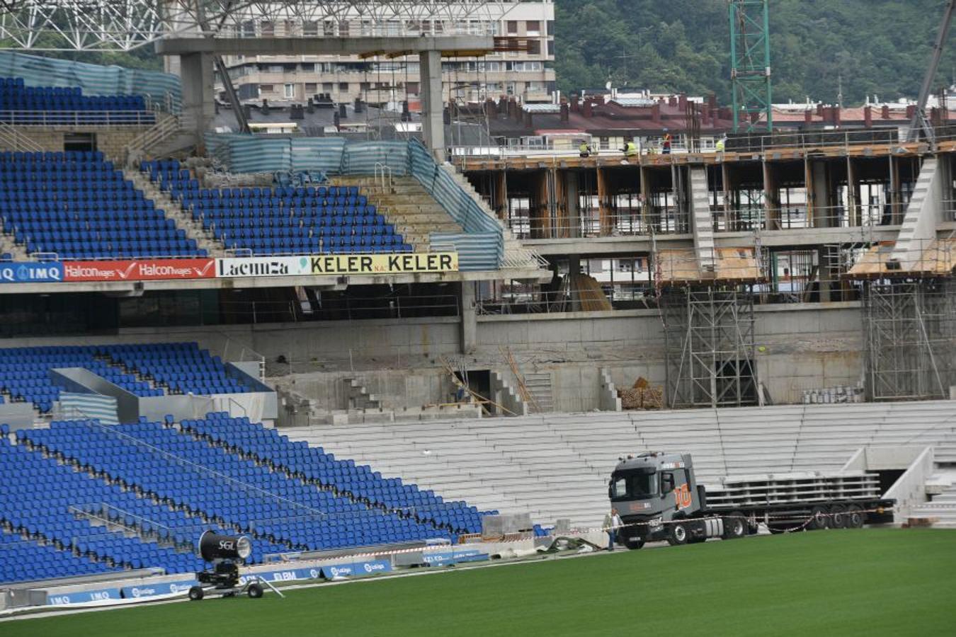 Los operarios han instalado las vigas de hormigón prefabricadas que ya dan forma al anillo inferior y el superior va cogiendo forma