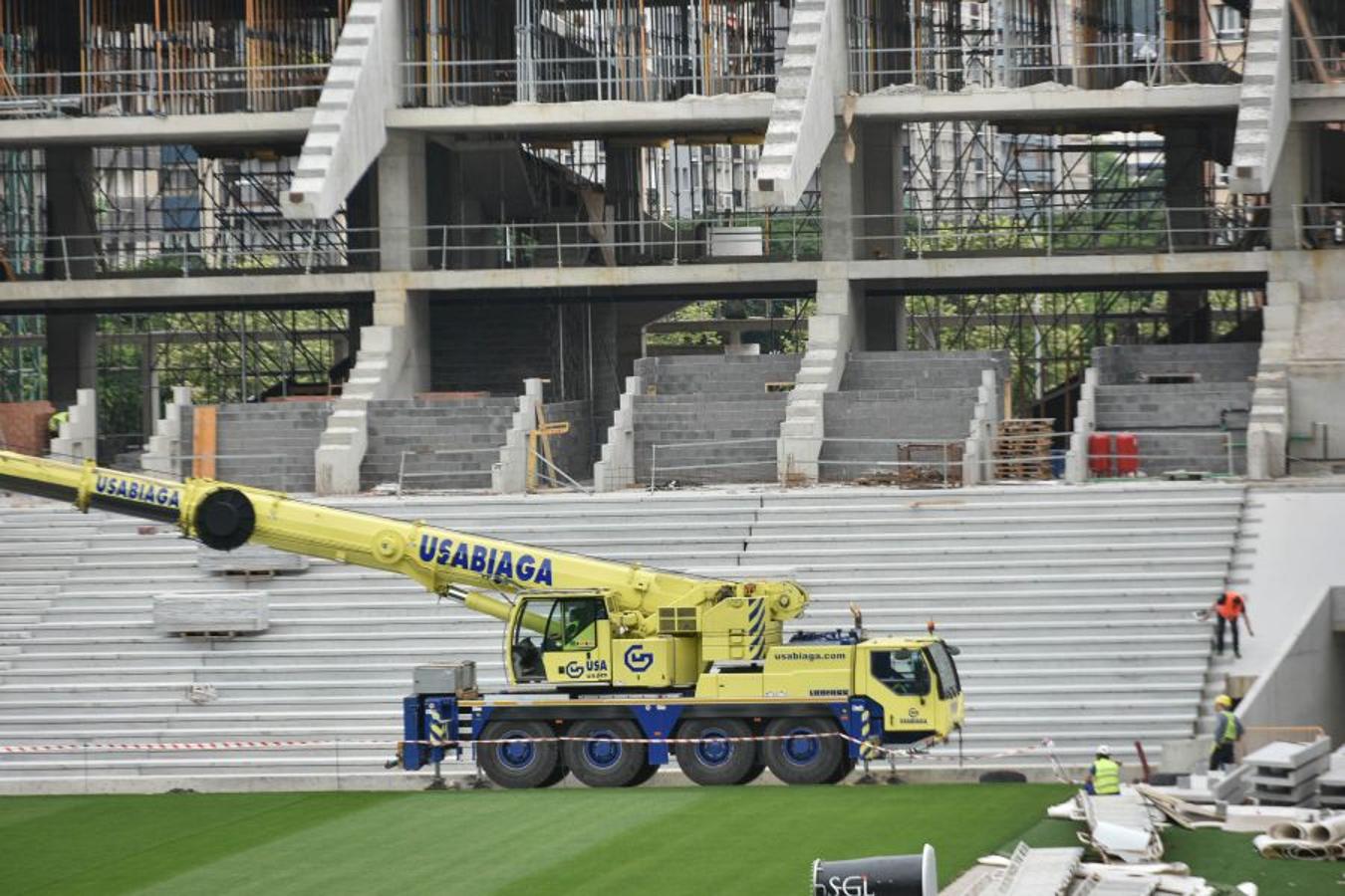 Los operarios han instalado las vigas de hormigón prefabricadas que ya dan forma al anillo inferior y el superior va cogiendo forma