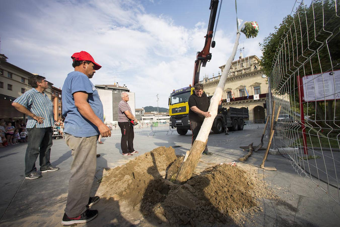 Fotos: Colocación del tradicional árbol de San Juan