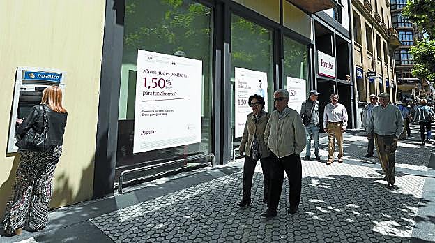 Exterior de la oficina del Banco Popular en la Avenida de la Libertad de San Sebastián en junio de 2017.