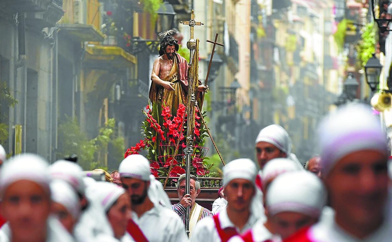 Los bordondantzaris abrieron paso a la procesión de San Juan y la Corporación. 