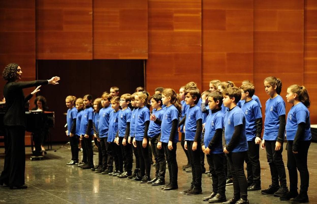 Esteban Urzelay asegura que «los pequeños cantores son el primer eslabón del Orfeón Donsotiarra».