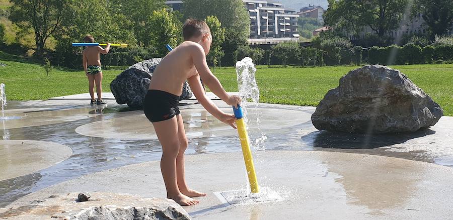 Los termómetros han llegado a los 32 grados en Azpeitia al mediodía.