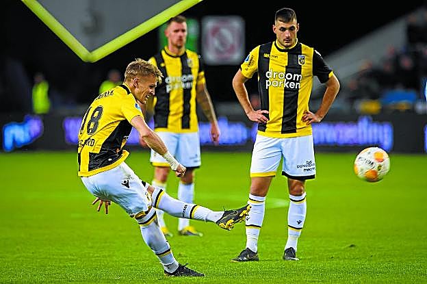 Martin Odegaard lanza una falta en un partido de la pasada temporada con su equipo, el Vitesse, ante el Utrecht. 