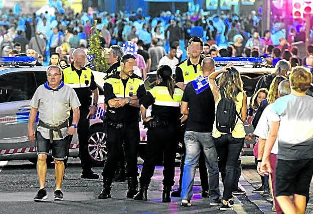 Un total de 47 municipios vascos, entre ellos Donostia, recurren a policías interinos, especialmente en verano.