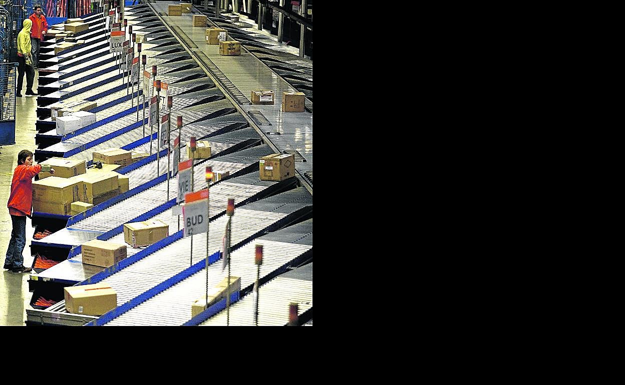 Trabajadores en una cadena de paquetería en Duiven, cerca de la frontera holandesa con Alemania.