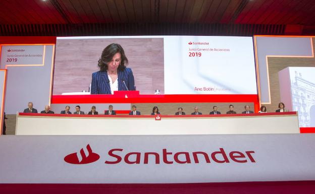 La presidenta de Banco Santander, Ana Botín, durante la última junta de accionistas de la entidad. 