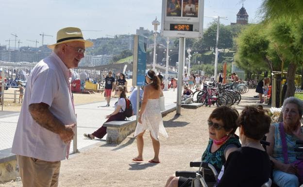 En la playa de Ondarreta el termómetro marca 34 grados. 