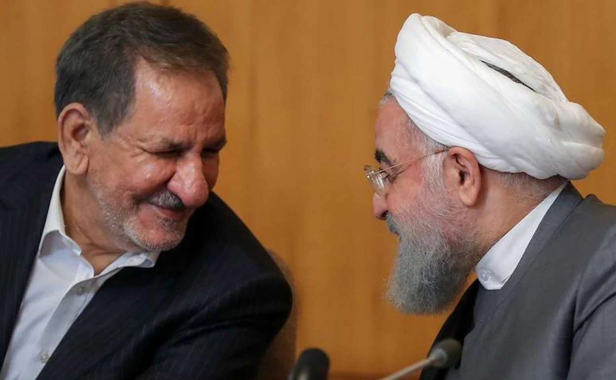 El presidente iraní, Hasán Rohaní (d), conversa con el vicepresidente, Eshagh Jahangiri. 