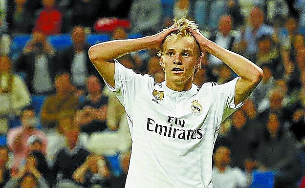 Odegaard se lamenta de una ocasión con la camiseta del Real Madrid antes de emprender su aventura en Holanda como cedido.