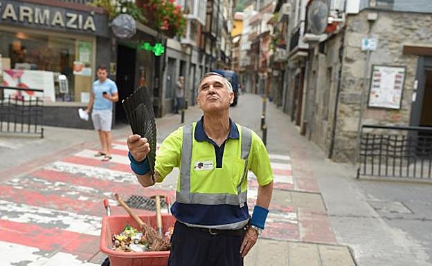 José Ignacio Iglesias se abanica en una calle de Alegia