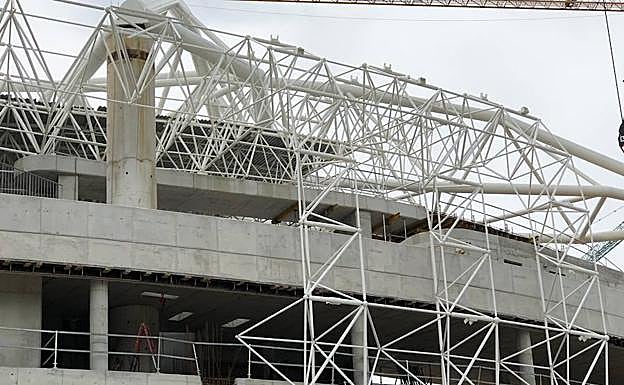 Detalle del armazón que se está instalando en la esquina noreste de la fachada