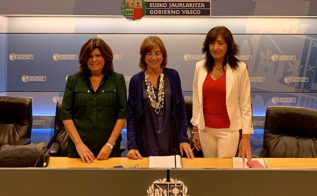 Cristina Uriarte, con las viceconsejeras Maite Alonso y Olatz Garamendi. 